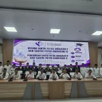 Pengurus YKMSD, para pembina, wisudawan, dan santri baru berfoto bersama usai prosesi Wisuda Rumah Qur'an Sahabat Dhuafa sebagai simbol lahirnya generasi Qur'ani yang berilmu, berakhlak, dan siap mengabdi kepada masyarakat. (Foto: Dok. YKMSD).